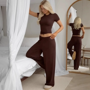 Conjunto lounge de mujer marrón chocolate con crop top de manga corta y pantalón de pierna ancha