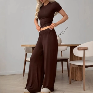 Conjunto de descanso de dos piezas marrón oscuro para mujer con top y pantalón ancho