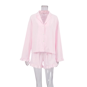 Détails du pyjama en coton rose clair avec bords à volants et col boutonné