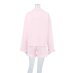Détail d'un pyjama en coton rose avec poignets et ourlet à volants, vue de l'arrière