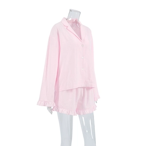 Détail du pyjama en coton rose avec ourlet à volants, boutons et manches longues