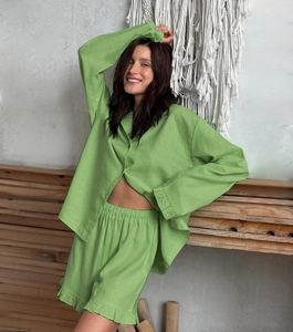 Détail du pyjama en coton vert montrant la texture du tissu et les bords à volants