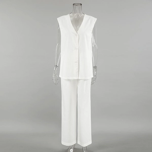 Detailansicht weißes Schlafanzug-Set aus Baumwolle mit V-Ausschnitt Top und Hose