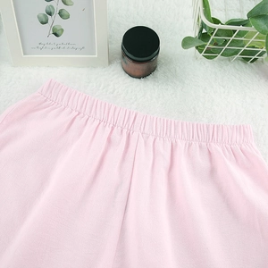 Détail de short de pyjama rose en coton avec taille élastique à volants pour femme