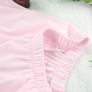 Détail du short de pyjama rose en coton montrant la taille élastique et l'étiquette M