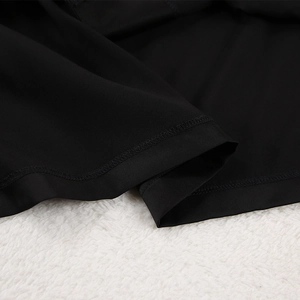Gros plan détaillé de l'ourlet à double couture du pyjama en soie noire mate