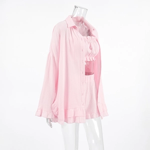 Detail van roze ruches pyjama met getextureerde stof en golvende geplooide zomen