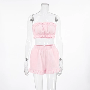 Detailweergave van roze crop top met ruches en elastische shorts met wafelstructuur