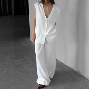 Sommerliches weißes Set aus ärmelloser Weste und Leinenhose mit weitem Bein für Damen