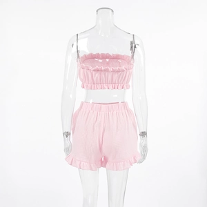Detail van roze katoenen pyjamaset met ruches en korte broek met trekkoord sluiting