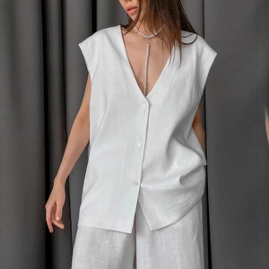 Damen-Set aus weißer Leinenweste mit V-Ausschnitt und weiter Hose für den Sommer