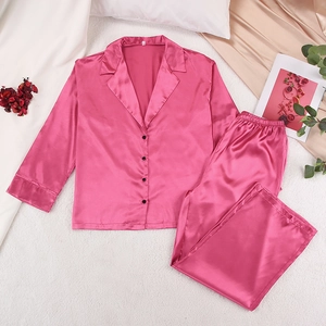 Ensemble pyjama en satin rose fuchsia à manches longues avec boutons noirs