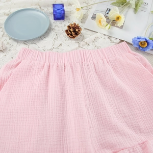 Detail van de lichtroze pyjamashorts met elastische ruches taille en ademende crêpe stof textuur