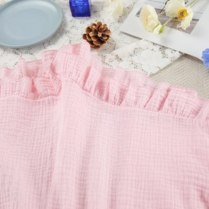 Detail van roze ruches op zachte ademende katoenen mousseline stof voor dames