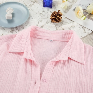 Detailweergave van de roze pyjamashirt met zachte gaasstof en het maatlabel M erop