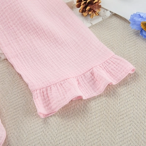 Detailweergave van de roze katoenen pyjama met zoete ruches aan de mouwomslag
