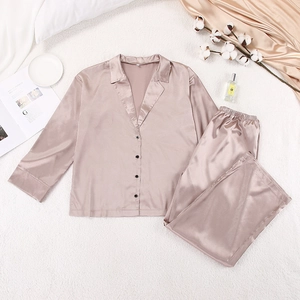 Pyjama deux pièces en soie artificielle rose champagne avec manches longues et boutons noirs