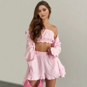 Roze 3-delige loungewear set met ruffles short, crop top en shirt met lange mouwen