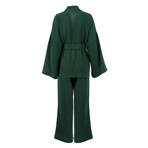 Dettaglio del pigiama in cotone stropicciato verde scuro con top con lacci e pantaloni
