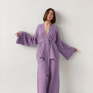 Dettaglio del tessuto di cotone stropicciato lavanda sul set relax a maniche larghe