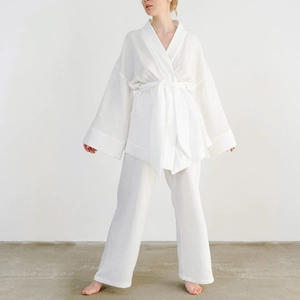 Completo relax bianco due pezzi in crêpe di cotone con top a kimono e pantaloni larghi