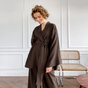 Dettaglio pigiama in cotone crepe marrone scuro con top con lacci e pantaloni larghi