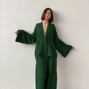Dettaglio del set lounge in cotone crespo verde scuro con tessuto strutturato e design a portafoglio