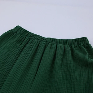 Dettaglio dei pantaloni del pigiama in cotone crepe verde scuro con elastico in vita