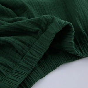 Dettaglio dell'elastico in vita del pigiama in cotone stropicciato verde scuro