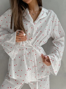 Détail du pyjama en jacquard de coton à imprimé cœurs avec poignets à volants et taille nouée
