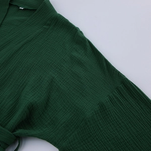 Dettaglio del pigiama in cotone verde con trama traspirante e cuciture rinforzate