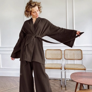 Set loungewear in crepe di cotone marrone scuro con top a portafoglio e pantaloni larghi