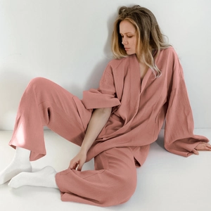 Set pigiama due pezzi in cotone stropicciato rosa antico con maglia a maniche lunghe