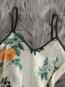 Gros plan sur la texture du tissu satiné floral avec imprimés de roses jaunes