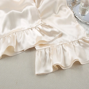 Detailopname van champagne satijnen stof met elegante ruches en een gladde, luxe textuur