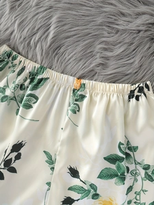 Détail de la taille élastique du pantalon de pyjama en satin à motif floral rétro