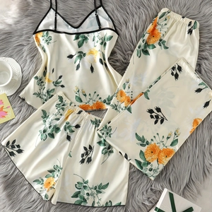 Pyjama 4 pièces en satin pour femme avec imprimé floral sur tissu effet soie