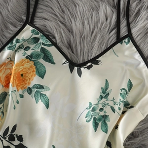 Pyjama 4 pièces en soie pour femme avec imprimé floral jaune et liseré noir élégant