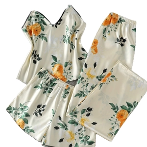 Pyjama 3 pièces en satin fleuri pour femme avec caraco, short et pantalon long