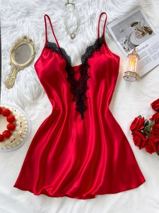 Vue détaillée de la chemise de nuit en satin rouge avec dentelle noire et texture soie