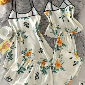Ensemble de pyjama 4 pièces en satin pour femme avec imprimé roses orange sur fausse fourrure