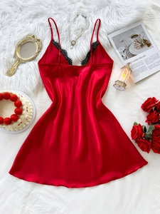 Vue détaillée d'une nuisette en satin rouge avec dentelle noire élégante sur le décolleté