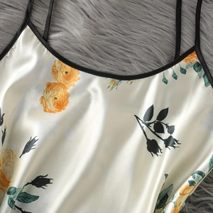 Haut de pyjama en satin à fleurs avec fleurs jaunes et fines bretelles noires