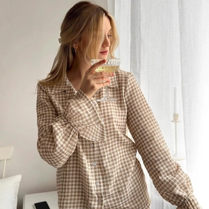 Pijama de algodón para mujer con cuadros vichy, manga larga y puños con volantes en café