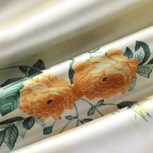 Pyjama 4 pièces en soie pour femme avec élégants imprimés de roses sur satin