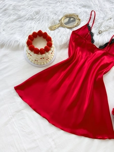 Détails de la nuisette en satin rouge avec dentelle noire et bretelles fines