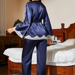 Ensemble de nuit élégant en satin bleu pour femme avec dentelle blanche et robe