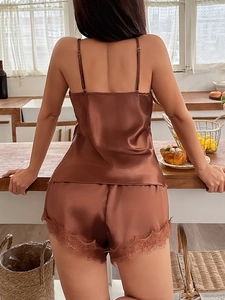 Vue arrière d'un pyjama en satin marron avec bordure en dentelle dans une cuisine