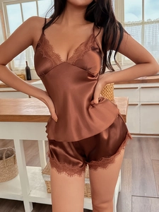 Détails de l'ensemble de pyjama en satin marron avec dentelle de cils délicate pour femme