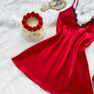 Nuisette élégante en satin rouge avec dentelle noire et fines bretelles sur fond blanc